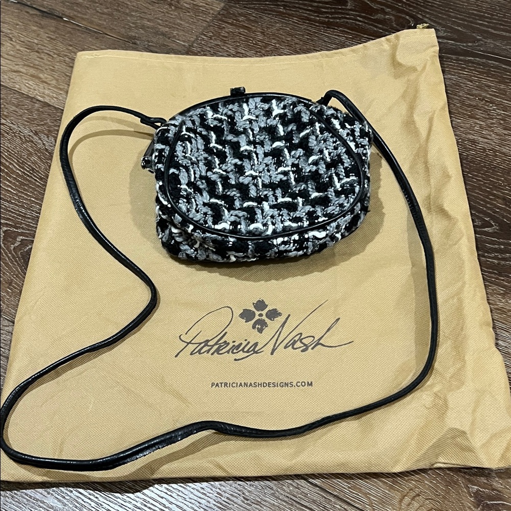 Patricia Nash Silvia frame Crossbody Bag in Black and White